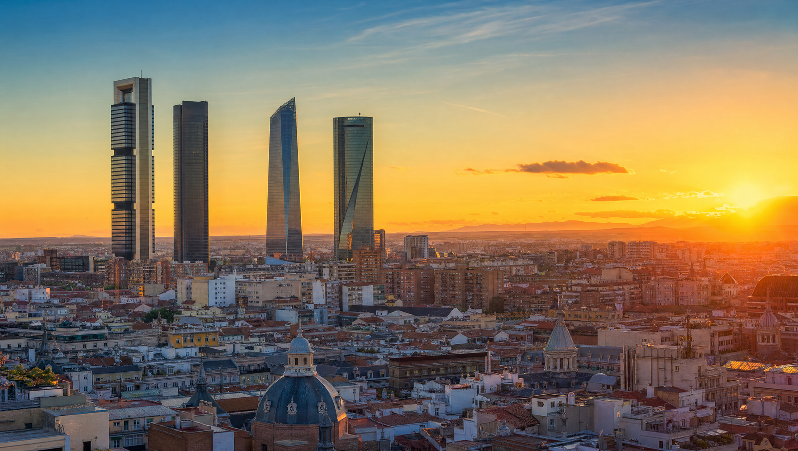 Skyline de Madrid al atardecer con las Cuatro Torres al fondo